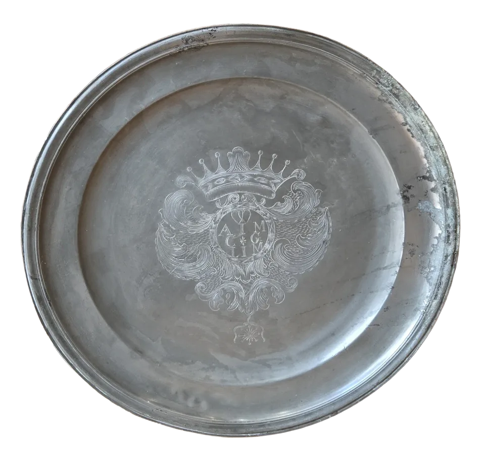 Grand plat d'apparat en étain gravé et armorié, France, 1692