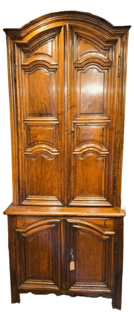Grand buffet deux-corps en noyer, Paris, XVIIIe siècle