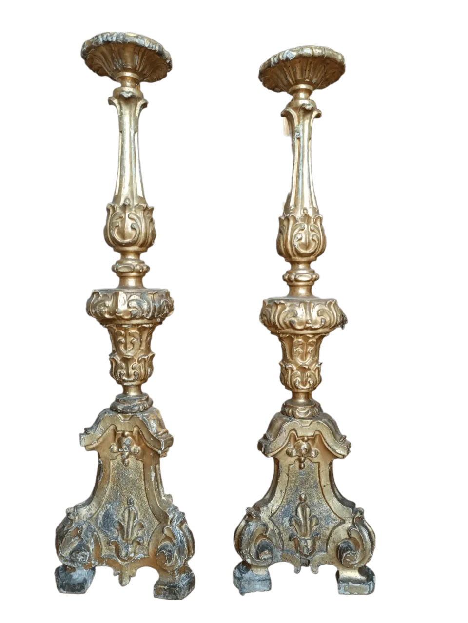 Paire de grands pique-cierges d’autel en bois sculpté et doré, XVIIIe siècle