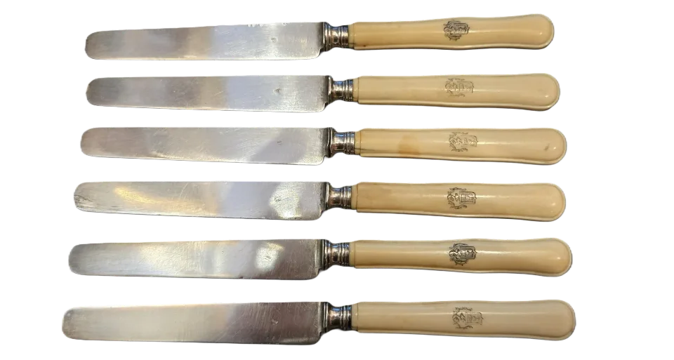 Suite de six couteaux à dessert en argent et os armorié, France, seconde moitié du XIXe siècle