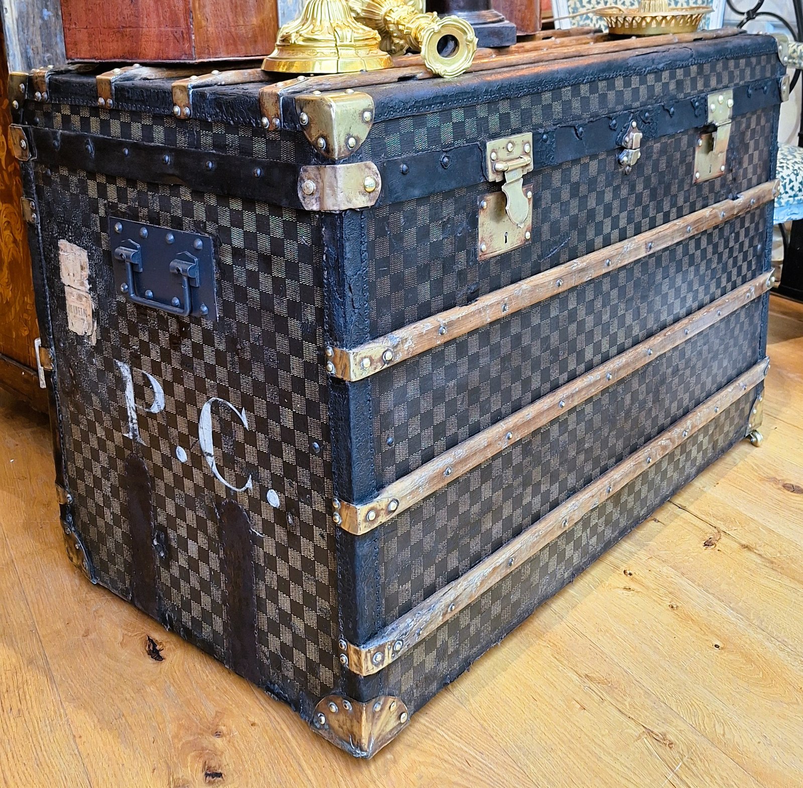 20250421 104306 Coffre de Voyage Ancien en Toile Damier