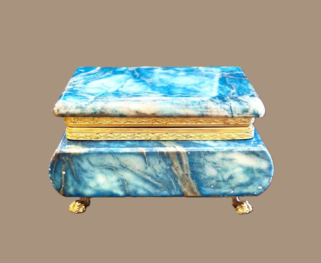 20250426 152224 RARE BOX intorno al 1880 in alabastro color turchese e cornice in bronzo dorato. 20250426 152224 RARE BOX intorno al 1880 in alabastro color turchese e cornice in bronzo dorato.