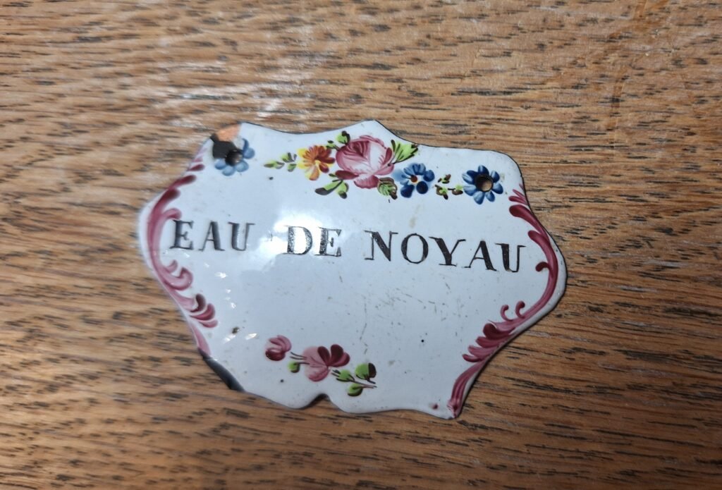 20250607 103653 Lot de 4 étiquettes à bouteilles en tôle emaillées époque fin XVIIIème