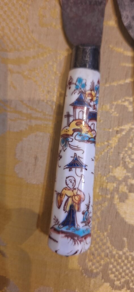20250613 115227 Trio of knives with tender porcelain handle around 1720 20250613 115227 Trio of knives with tender porcelain handle around 1720