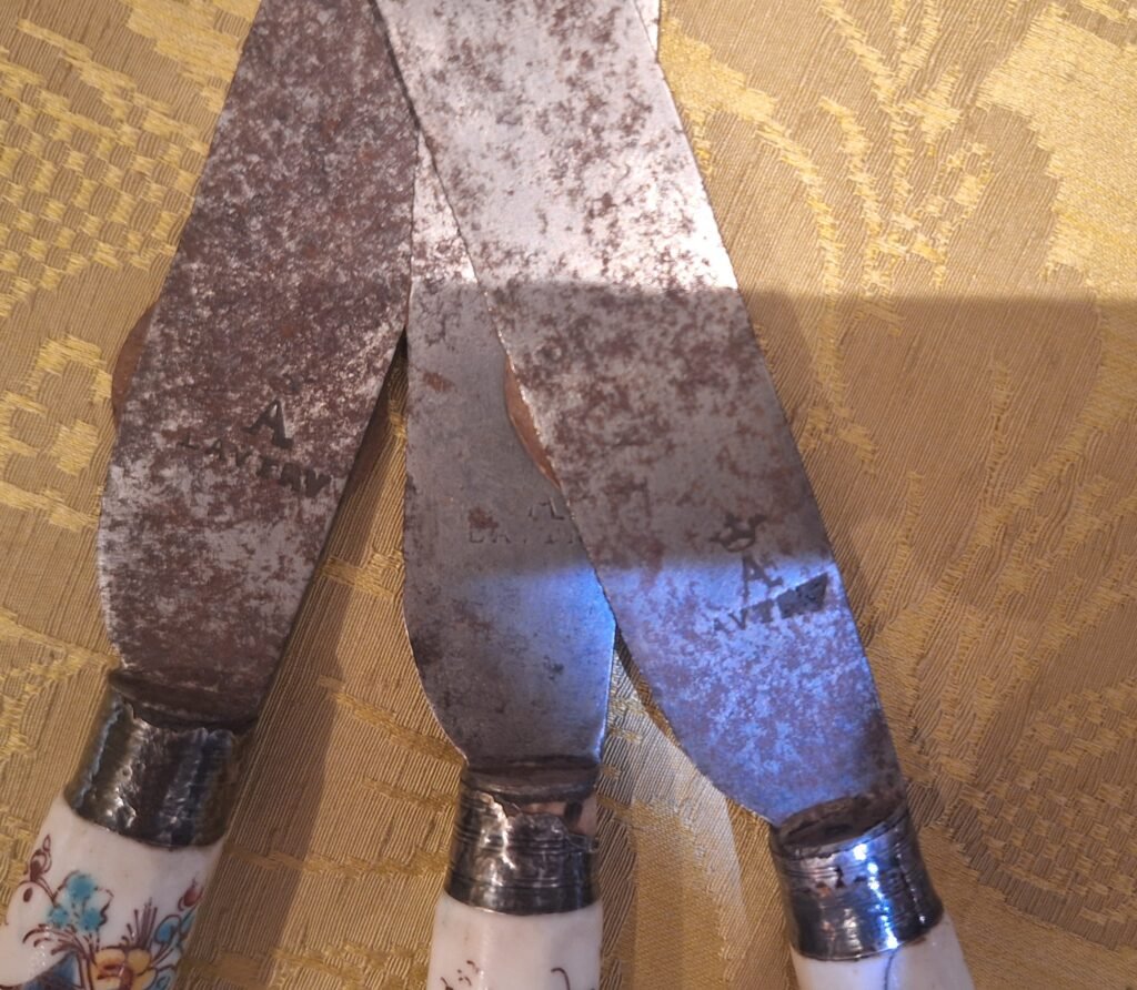 20250613 115233 Trio of knives with tender porcelain handle around 1720 20250613 115233 Trio of knives with tender porcelain handle around 1720