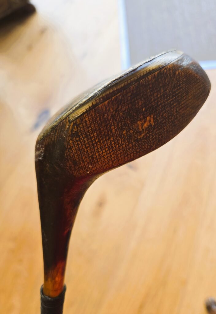 20250818 162613 1 Club de golf ancien en hickory et persimmon – circa 1900-1925