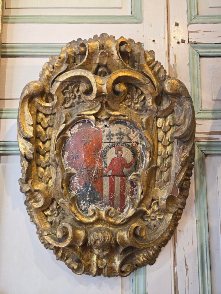 20250829 150004 Blason armorié baroque peint et doré fin du XVIIème siècle. 20250829 150004 Blason armorié baroque peint et doré fin du XVIIème siècle.