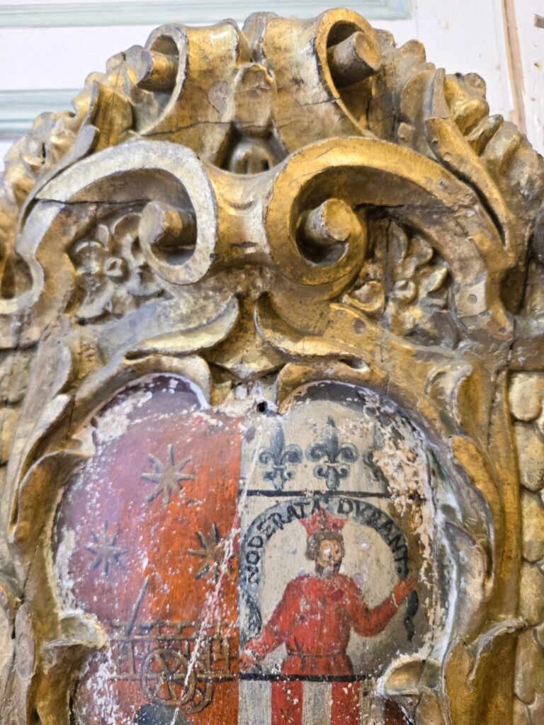 20250829 150019 Blason armorié baroque peint et doré fin du XVIIème siècle. 20250829 150019 Blason armorié baroque peint et doré fin du XVIIème siècle.