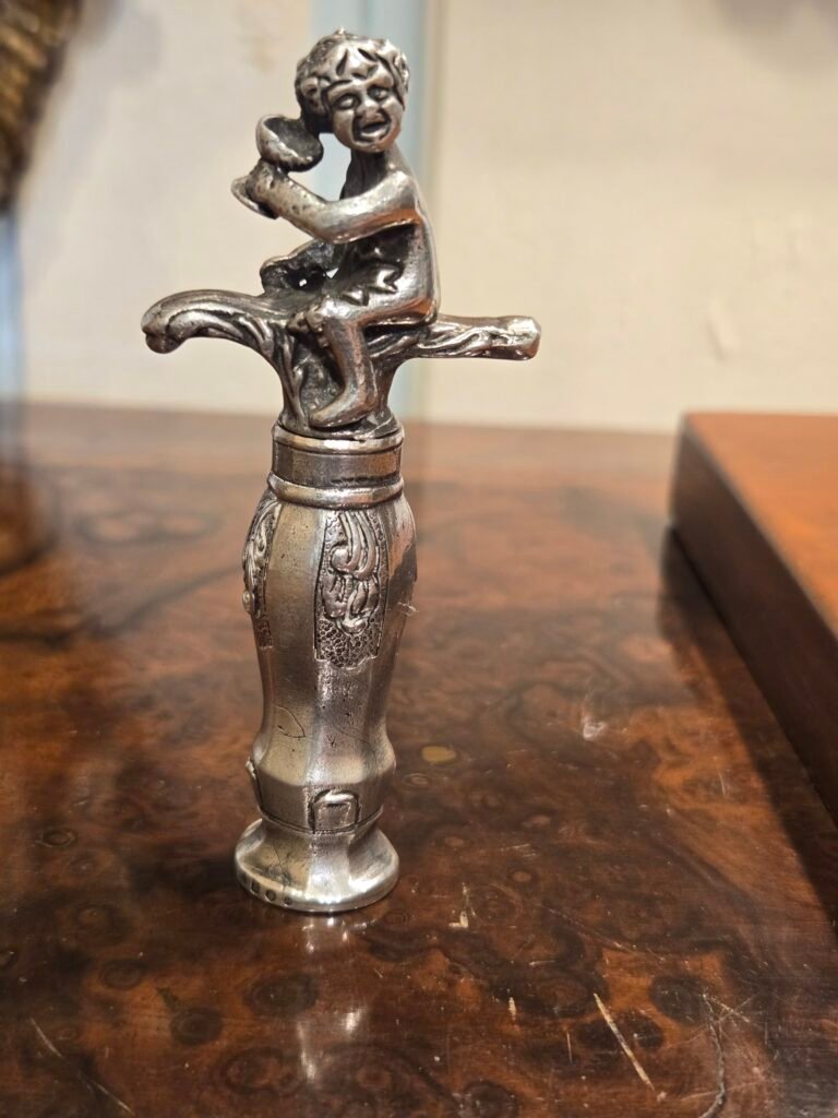 20250919 163847 Tire-bouchon en argent figurant Bacchus – Londres 1887 20250919 163847 Tire-bouchon en argent figurant Bacchus – Londres 1887