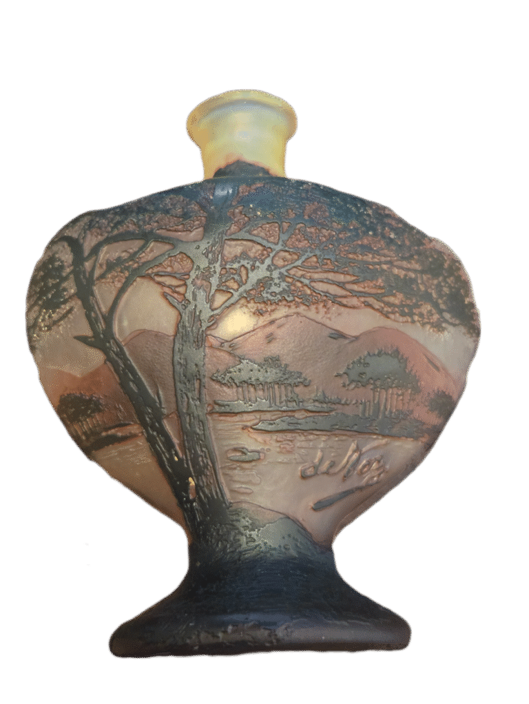 BackgroundEraser 20250926 152747257 Petit vase signé « de Vez », Nancy, vers 1910-1920