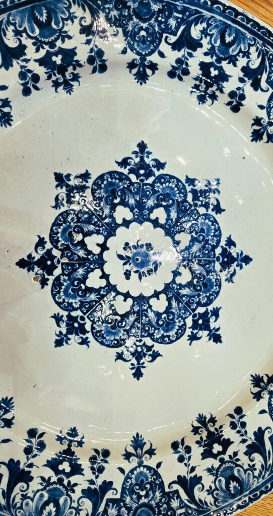 20251102 101729 Grande piatto in terracotta di Rouen – decorazione “lambrequin” – Circa 1700-1730 20251102 101729 Grande piatto in terracotta di Rouen – decorazione “lambrequin” – Circa 1700-1730