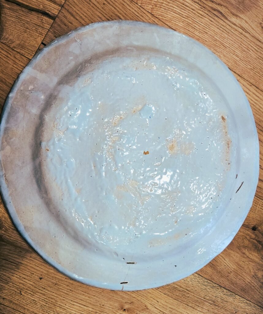 20251102 101745 1 Grande piatto in terracotta di Rouen – decorazione “lambrequin” – Circa 1700-1730 20251102 101745 1 Grande piatto in terracotta di Rouen – decorazione “lambrequin” – Circa 1700-1730