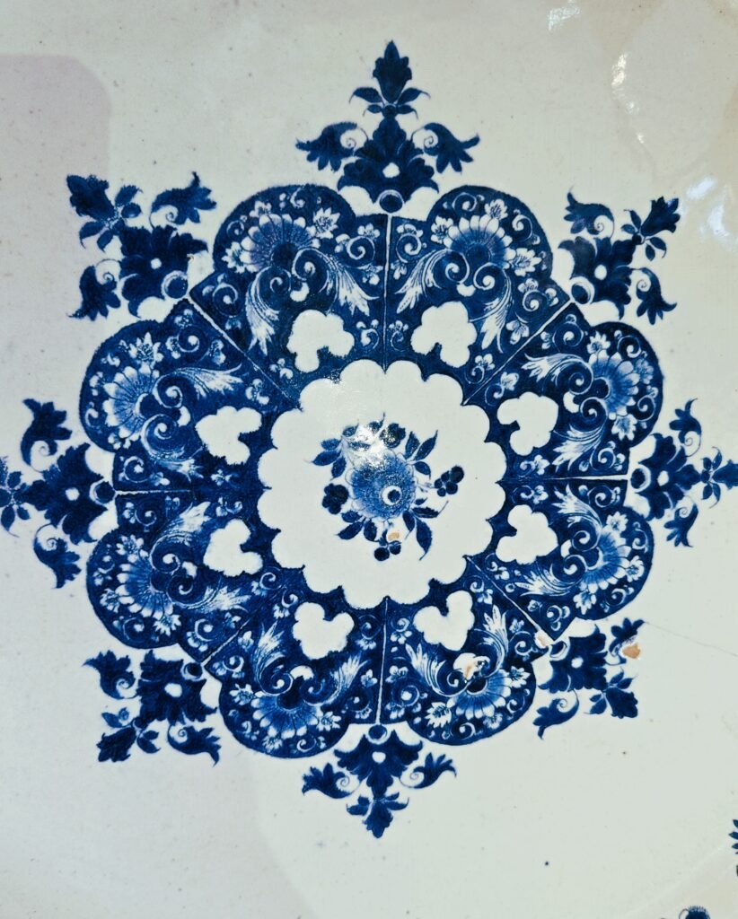 20251102 101812 Grande piatto in terracotta di Rouen – decorazione “lambrequin” – Circa 1700-1730 20251102 101812 Grande piatto in terracotta di Rouen – decorazione “lambrequin” – Circa 1700-1730