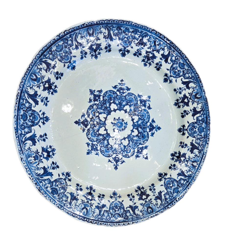 BackgroundEraser 20251102 104042398 Grande piatto in maiolica di Rouen – decorazione “lambrequin” – Circa 1700-1730 BackgroundEraser 20251102 104042398 Grande piatto in maiolica di Rouen – decorazione “lambrequin” – Circa 1700-1730