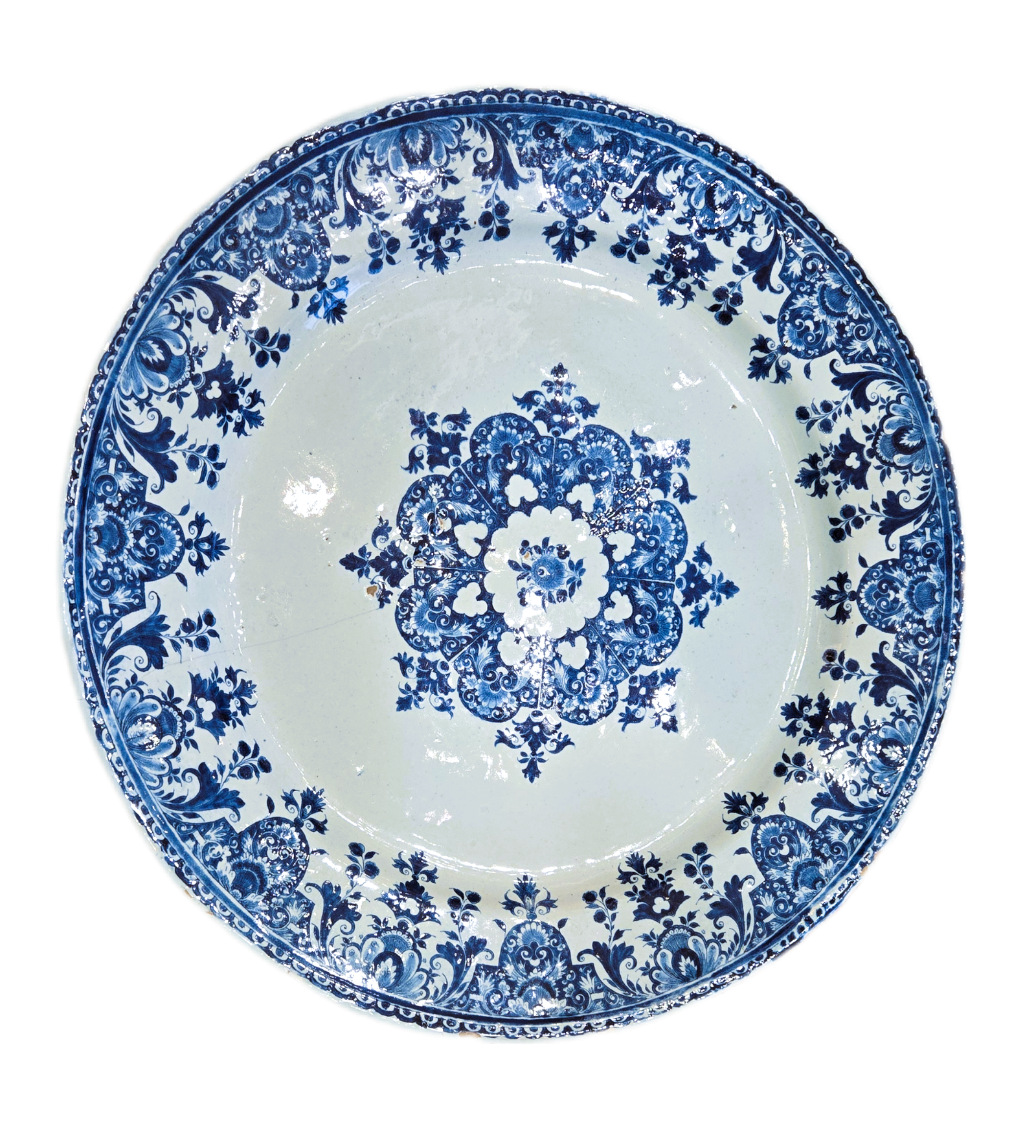 BackgroundEraser 20251102 104042398 Grand plat en faïence de Rouen – décor “à lambrequins” – Circa 1700-1730