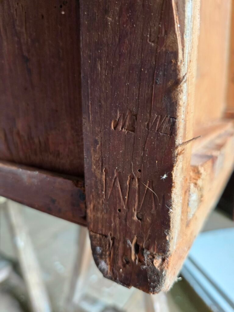 20251021 134020 1 Vitrine parisienne en palissandre – Époque Louis XVI, XVIIIᵉ siècle