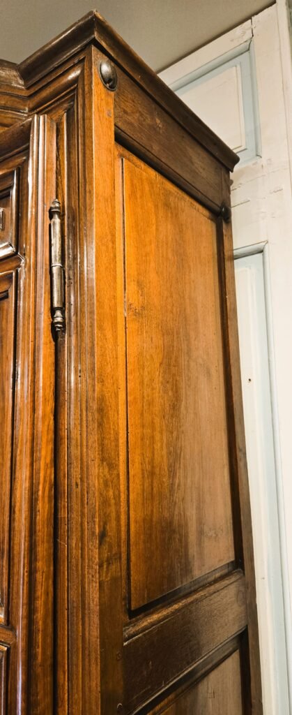 20260123 145633 Elégant buffet deux-corps en noyer parisien XVIIIème siècle 20260123 145633 Elégant buffet deux-corps en noyer parisien XVIIIème siècle