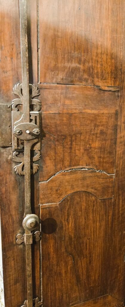 20260123 145650 1 Elégant buffet deux-corps en noyer parisien XVIIIème siècle 20260123 145650 1 Elégant buffet deux-corps en noyer parisien XVIIIème siècle