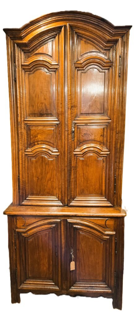 20260123 145837 1 Elégant buffet deux-corps en noyer parisien XVIIIème siècle 20260123 145837 1 Elégant buffet deux-corps en noyer parisien XVIIIème siècle