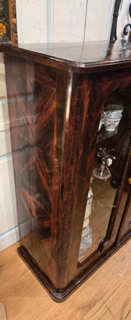 20260129 160024 Vitrine parisienne en palissandre – Époque Louis XVI, XVIIIᵉ siècle