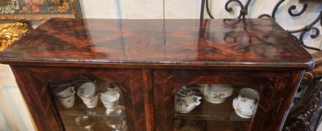 20260129 160039 1 Vitrine parisienne en palissandre – Époque Louis XVI, XVIIIᵉ siècle