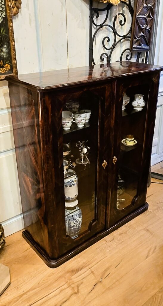 20260129 160133 Vitrine parisienne en palissandre – Époque Louis XVI, XVIIIᵉ siècle