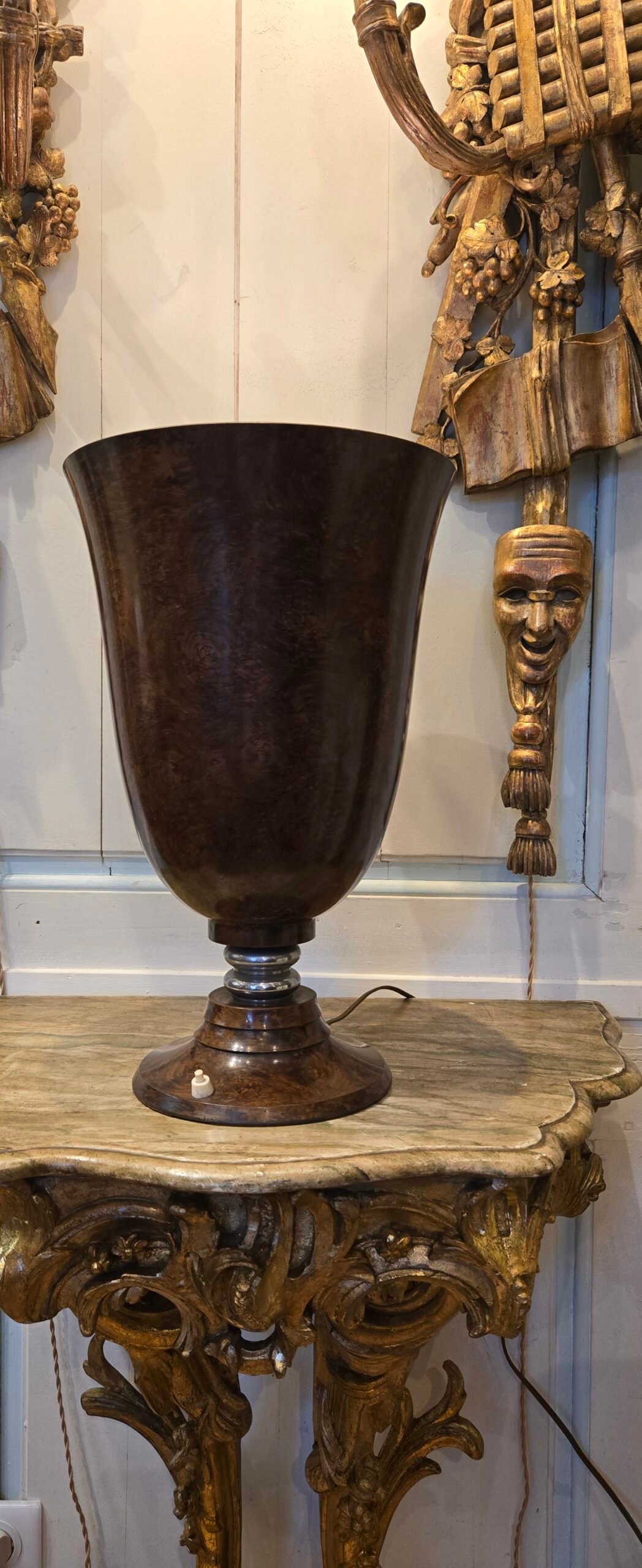 20260207 162843 scaled Paire de lampes Art-Déco en tôle peint à l'imitation de la loupe de bois