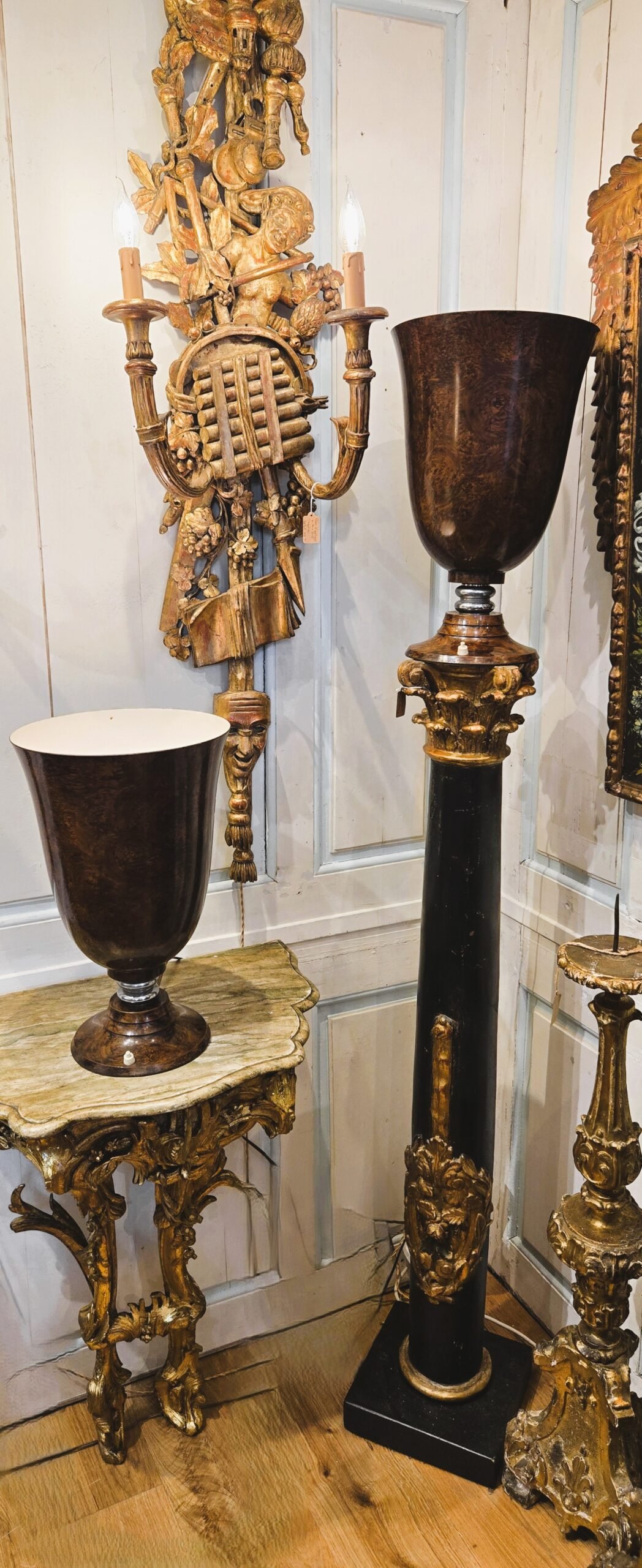 20260207 163051 scaled Paire de lampes Art-Déco en tôle peint à l'imitation de la loupe de bois