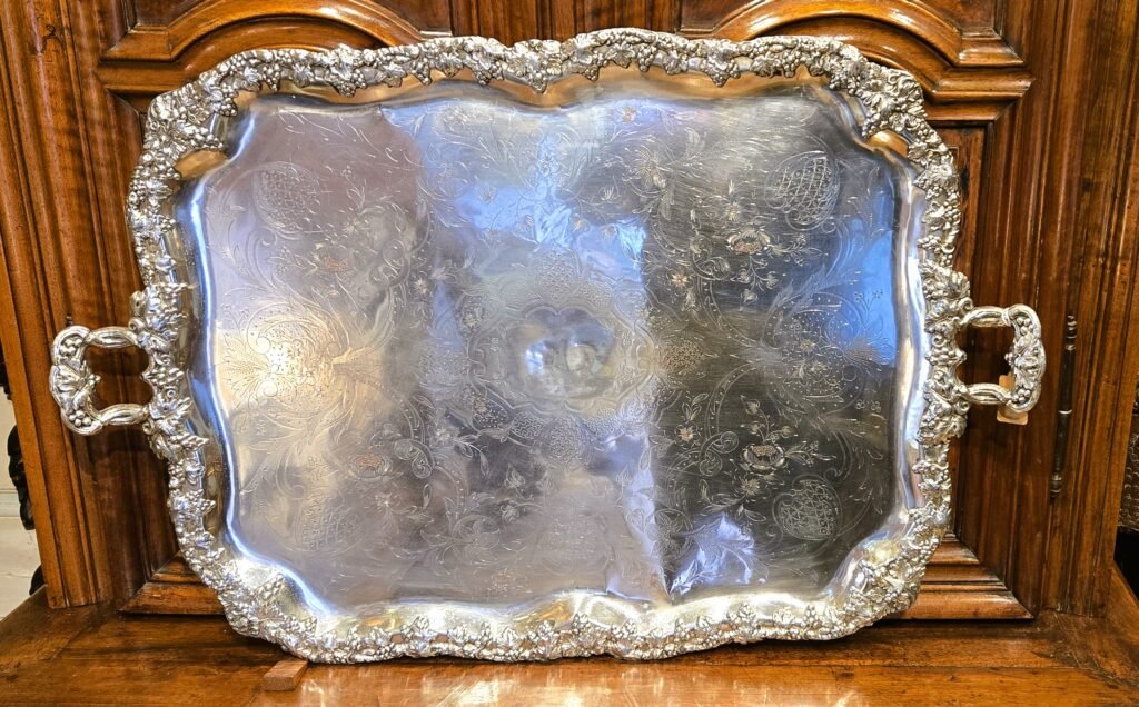 20260213 151536 Grand plateau de réception en cuivre argenté à décor de vigne – XIXᵉ siècle 20260213 151536 Grand plateau de réception en cuivre argenté à décor de vigne – XIXᵉ siècle