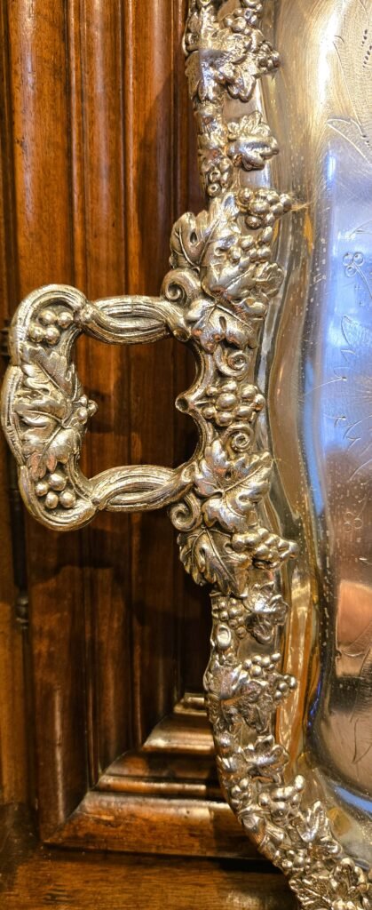 20260213 151801 Grand plateau de réception en cuivre argenté à décor de vigne – XIXᵉ siècle 20260213 151801 Grand plateau de réception en cuivre argenté à décor de vigne – XIXᵉ siècle