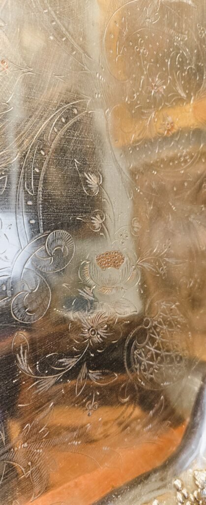 20260213 151825 Grand plateau de réception en cuivre argenté à décor de vigne – XIXᵉ siècle 20260213 151825 Grand plateau de réception en cuivre argenté à décor de vigne – XIXᵉ siècle