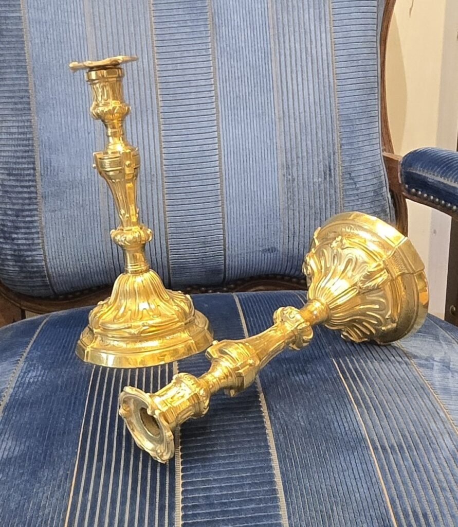 20260214 105349 Paire de bougeoirs en bronze doré, style Louis XV – XIXᵉ siècle 20260214 105349 Paire de bougeoirs en bronze doré, style Louis XV – XIXᵉ siècle