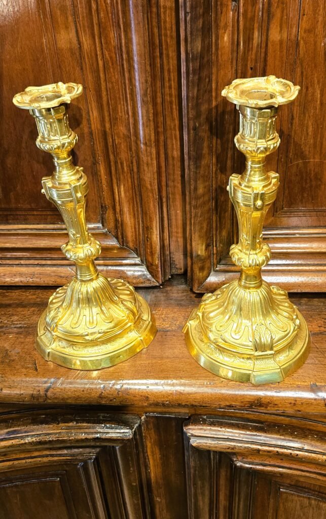 20260214 105946 Paire de bougeoirs en bronze doré, style Louis XV – XIXᵉ siècle 20260214 105946 Paire de bougeoirs en bronze doré, style Louis XV – XIXᵉ siècle