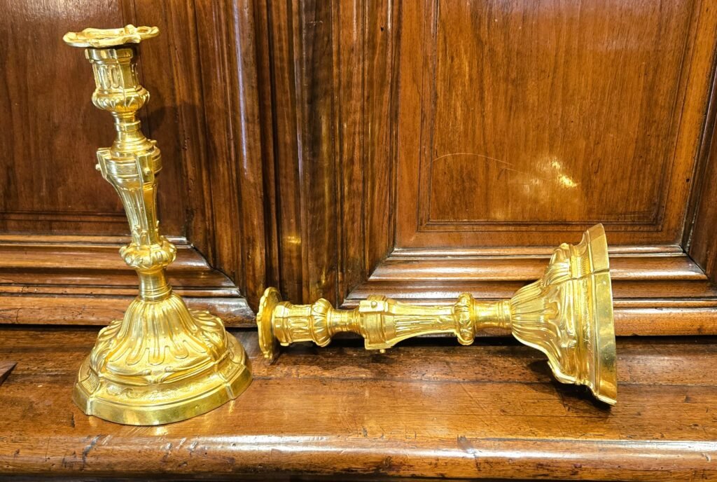 20260214 105959 Paire de bougeoirs en bronze doré, style Louis XV – XIXᵉ siècle 20260214 105959 Paire de bougeoirs en bronze doré, style Louis XV – XIXᵉ siècle