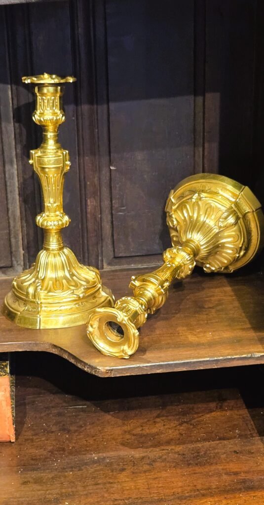 20260214 110139 Paire de bougeoirs en bronze doré, style Louis XV – XIXᵉ siècle 20260214 110139 Paire de bougeoirs en bronze doré, style Louis XV – XIXᵉ siècle