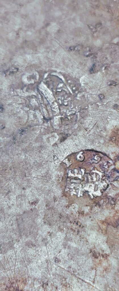 20260219 163637 Un plat d’apparat armorié, témoin d’une alliance en 1692 20260219 163637 Un plat d’apparat armorié, témoin d’une alliance en 1692