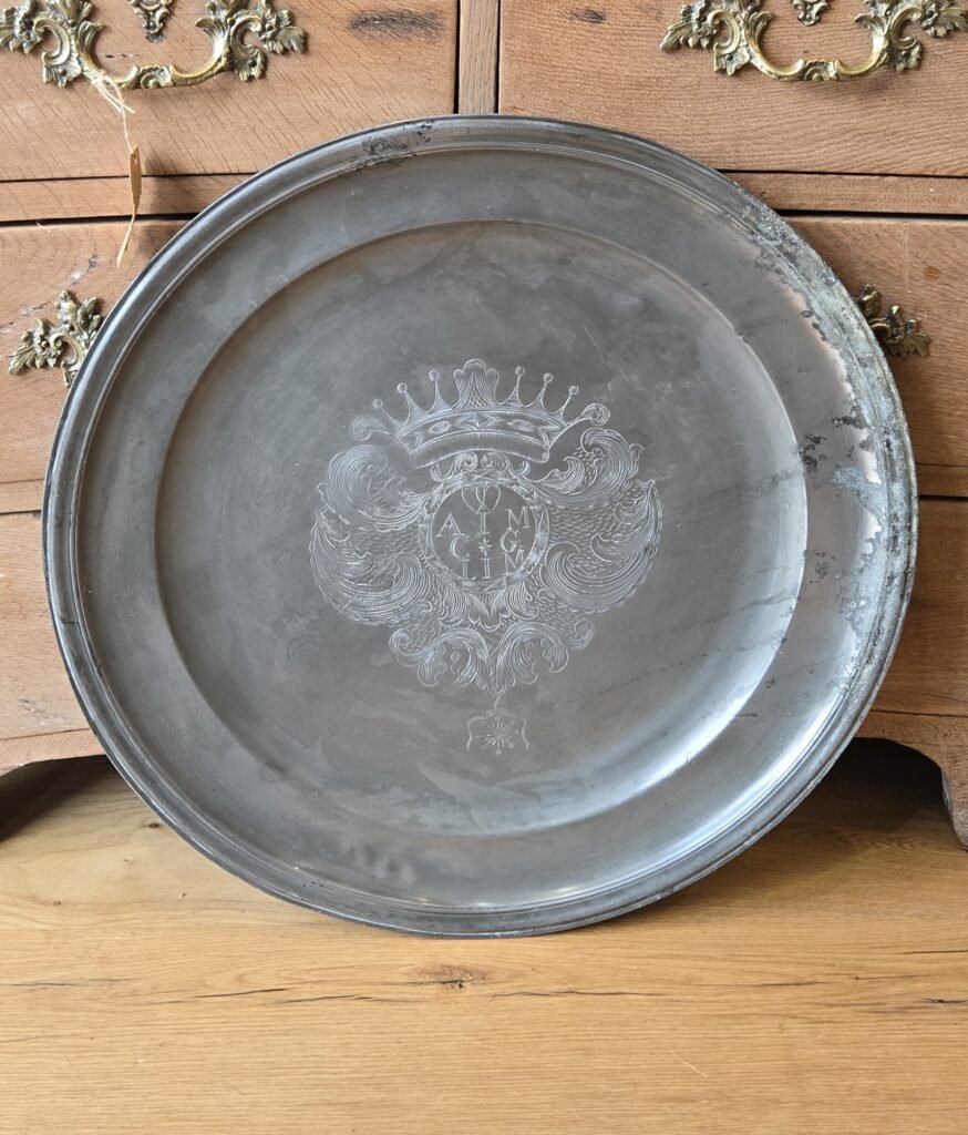 20260220 105407 1 Un plat d’apparat armorié, témoin d’une alliance en 1692 20260220 105407 1 Un plat d’apparat armorié, témoin d’une alliance en 1692