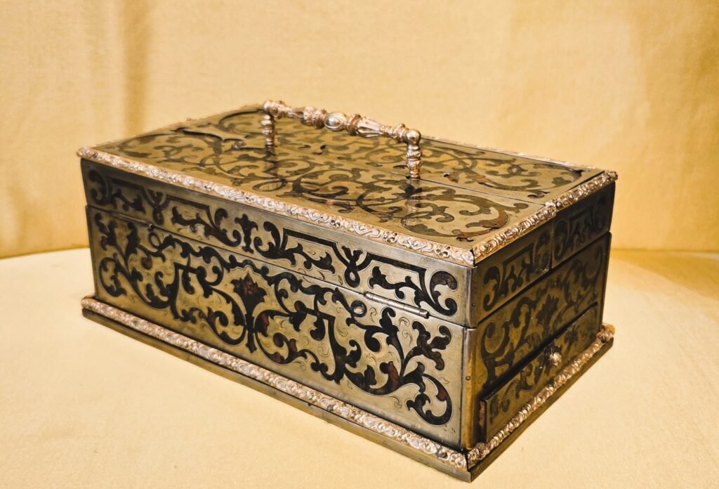 20260228 151803 Coffret à écrire en marqueterie Boulle 20260228 151803 Coffret à écrire en marqueterie Boulle