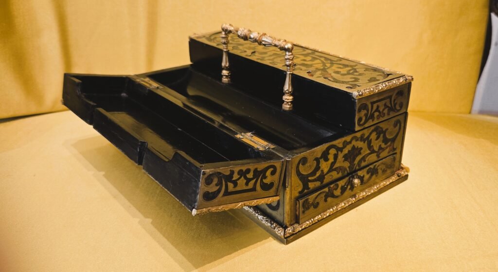 20260228 151812 Coffret à écrire en marqueterie Boulle 20260228 151812 Coffret à écrire en marqueterie Boulle