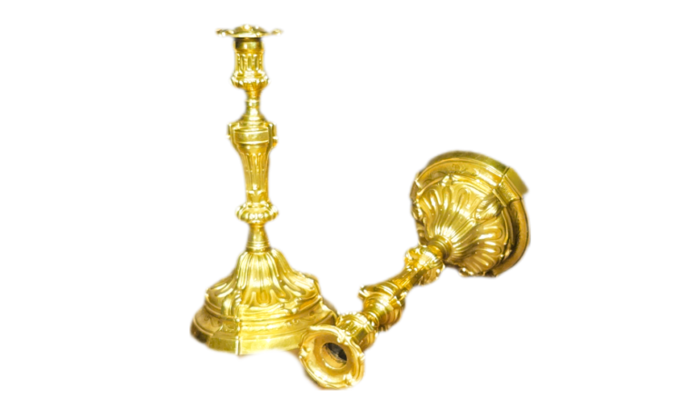 BackgroundEraser 20260214 1102371151 Paire de bougeoirs en bronze doré, style Louis XV – XIXᵉ siècle
