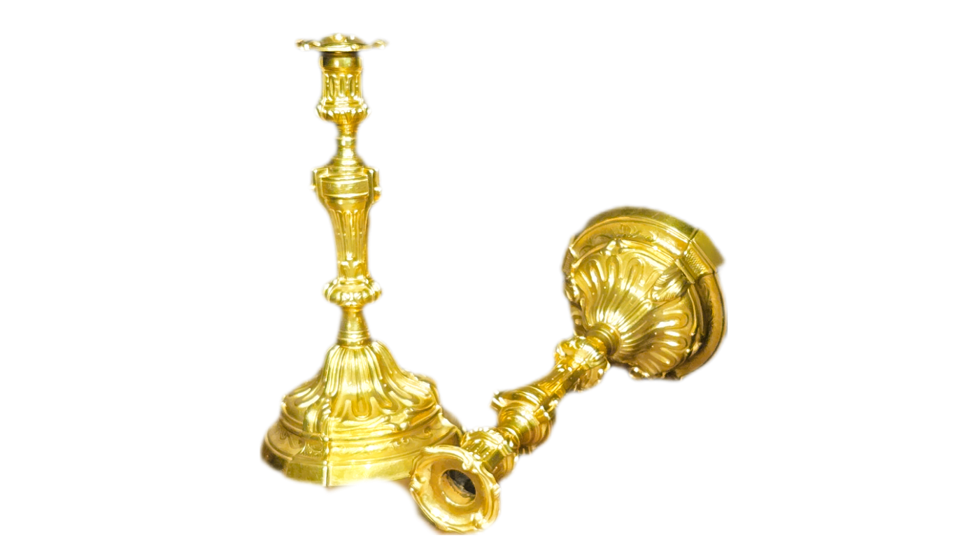 BackgroundEraser 20260214 1102371151 Paire de bougeoirs en bronze doré, style Louis XV – XIXᵉ siècle