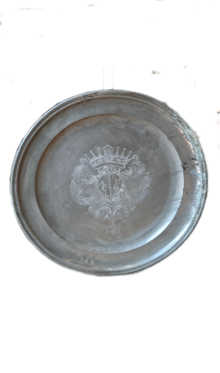 BackgroundEraser 20260220 105533103 Un plat d’apparat armorié, témoin d’une alliance en 1692