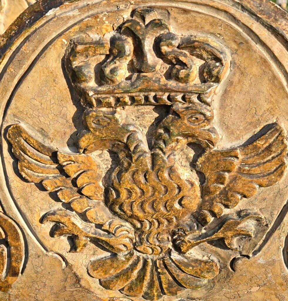 20260304 1713251 1 Rare Suite de 6 Chaises Monumentales à l’Aigle Bicéphale – XIXe Siècle