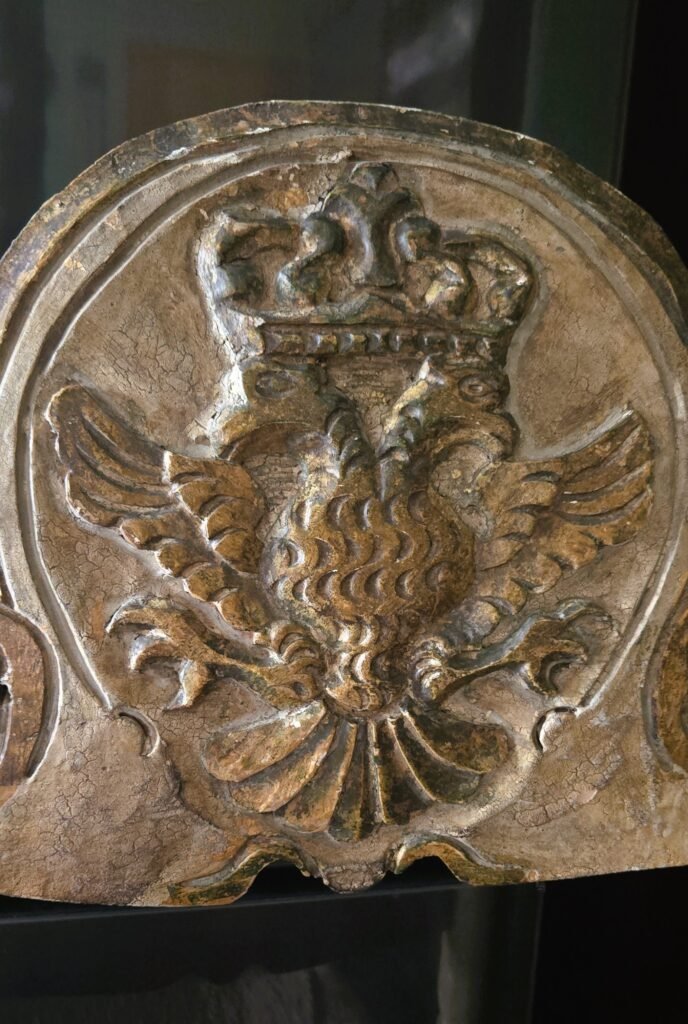 20260305 081225 Rare Suite de 6 Chaises Monumentales à l’Aigle Bicéphale – XIXe Siècle