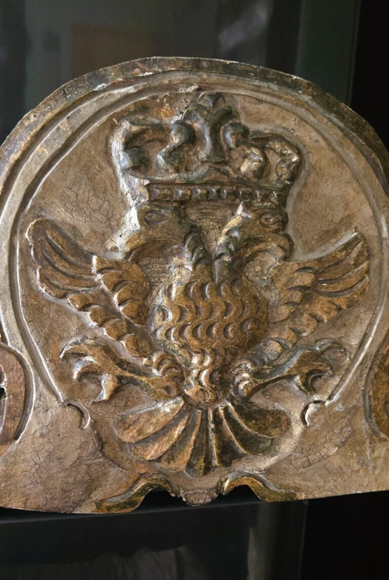 20260305 081225 Rare Suite de 6 Chaises Monumentales à l’Aigle Bicéphale – XIXe Siècle