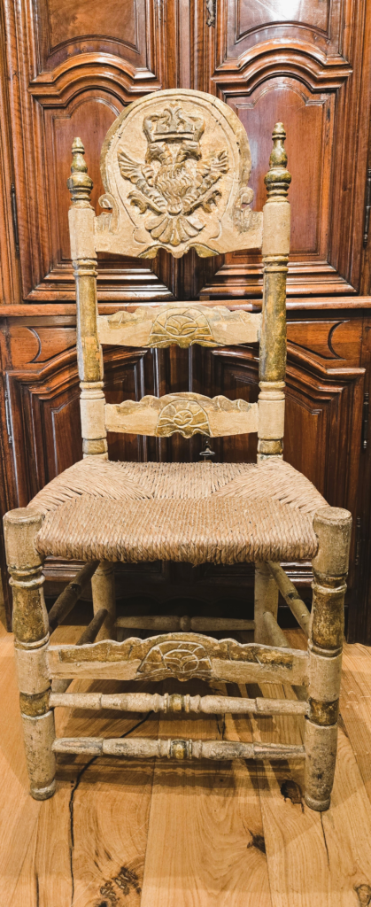 20260305 172948.jpg chaise Rare Suite de 6 Chaises Monumentales à l’Aigle Bicéphale – XIXe Siècle