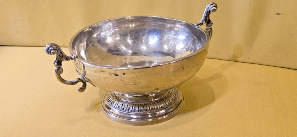 20260308 111319 Coupe de mariage bourguignonne XVIIIème 20260308 111319 Coupe de mariage bourguignonne XVIIIème