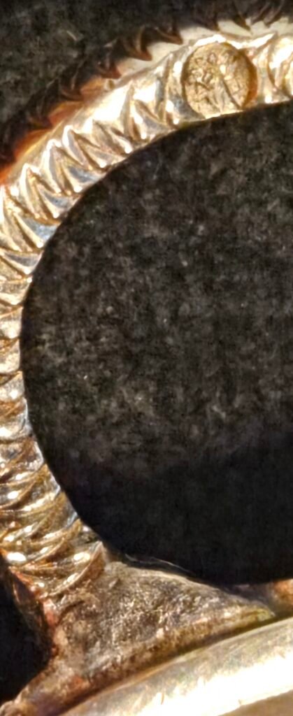 20260313 161932 Exceptionnel petit taste-vin (tâte-vin) de dégustation en argent massif de style Louis XVI, réalisé sous le Premier Empire. Cette pièce de maîtrise se distingue par son décor classique et élégant, composé de godrons rayonnants et d'une double rangée de perles en relief sur le fond. L'anse est formée d'un serpent entrelacé finement ciselé, symbole traditionnel des vignerons de Bourgogne.