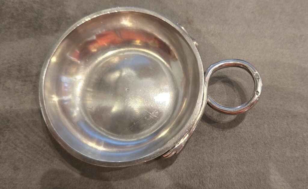 20260315 105152 1 Taste-vin en argent massif – Paris, 1789 20260315 105152 1 Taste-vin en argent massif – Paris, 1789