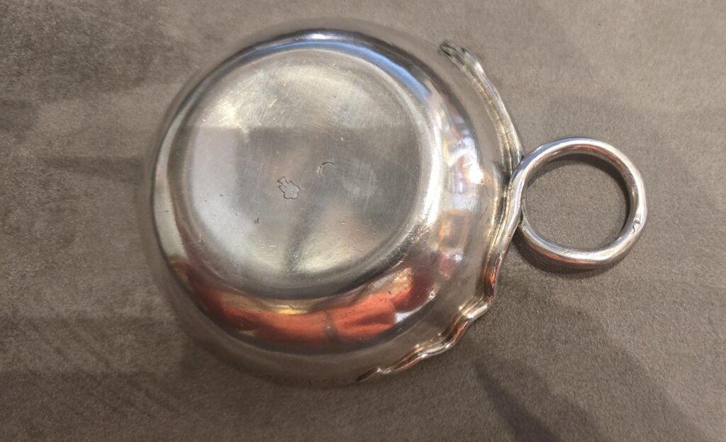 20260315 105157 1 Taste-vin en argent massif – Paris, 1789 20260315 105157 1 Taste-vin en argent massif – Paris, 1789